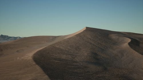 Luftaufnahme auf großen Sanddünen in der Sahara bei Sonnenaufgang