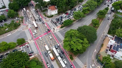 Lapso de tempo de travessia da Avenida Reboucas e Avenida Brasil em São Paulo Brasil