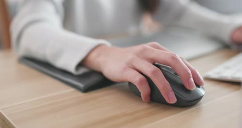 Frau arbeitet am Computer