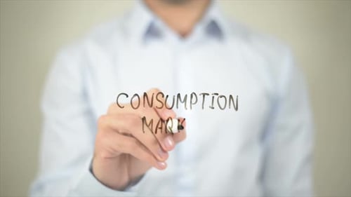 Konsummarktmann schreibt auf transparentem Bildschirm