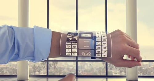 Mann benutzt Smartwatch