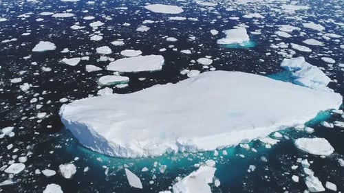 Enorme foto de rastreamento aéreo de iceberg flutuante