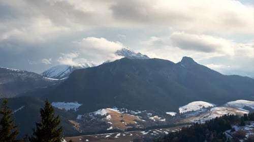 April Bewölktes Wetter in der alpinen Berglandschaft während des Tages