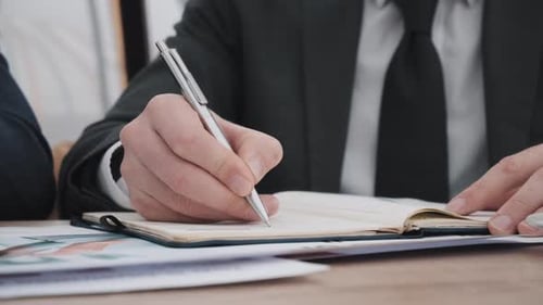 Abgeschnittener Geschäftsmann schreibt im Tagebuch
