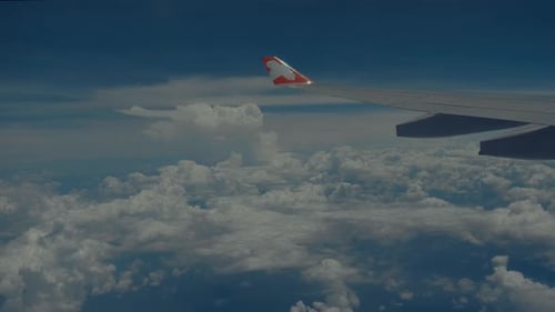 Flugzeug mit Wolken