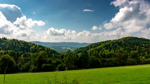 Wolken und Schatten bewegen sich.