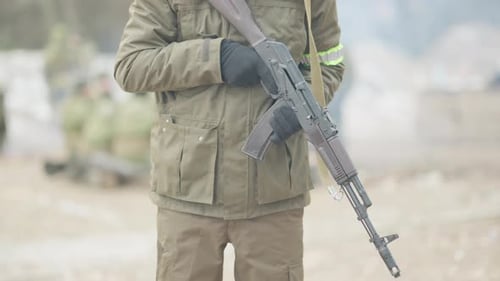 Nahaufnahme eines nicht wiederzuerkennenden Soldaten, der die Armeewaffe im Freien
