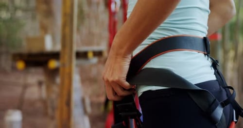 Femme portant un équipement de sécurité 4k