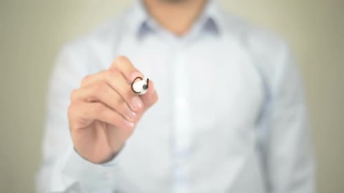 Equipe criativa, empresário escrevendo em tela transparente