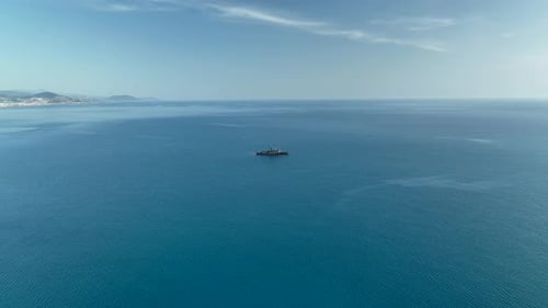Kriegsschiff am Meer Horizont Luftbild 4 K