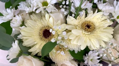 Elegant Floral Bouquet of White Roses and Daisies