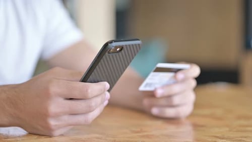 Primer plano del pago en línea en el teléfono inteligente