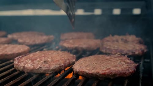 Nahaufnahme Amerikanisches Barbecue Essen auf heißem Grill mit Feuer