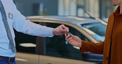 человек продает автомобиль с ключами