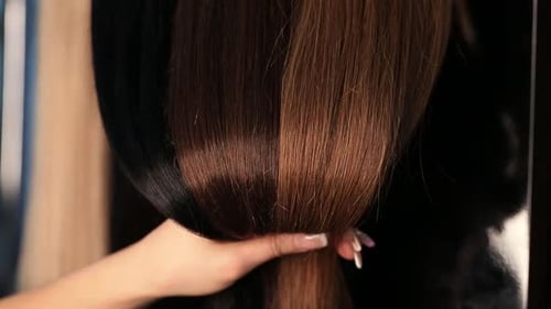 Extensões de cabelo loiro sedoso e brilhante em closeup
