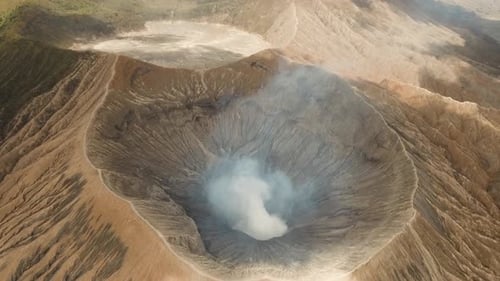 Aktiver Vulkan mit einem Krater