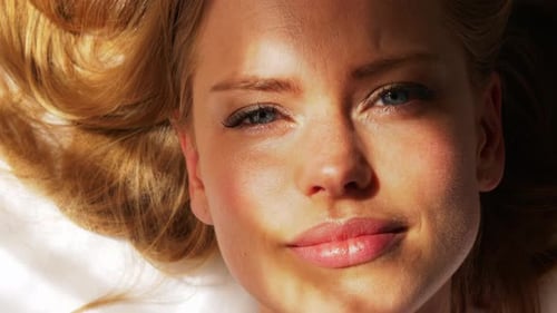 Rosto lindo de uma modelo loira enquanto ela se deita