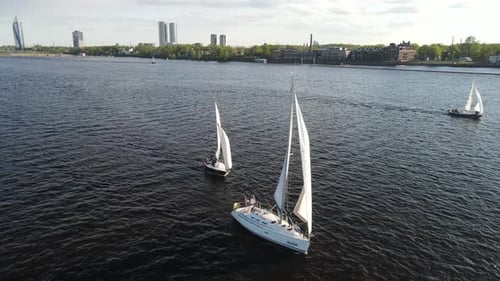 Segeln auf dem Fluss