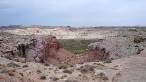 Fliegen Sie über Wüstenlandschaft, um die Red Rock Canyon zu