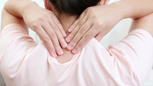 Müde Frau massiert steif schmerzende Nackenschmerzen verspannte Muskeln ermüdet von der Arbeit in falscher Haltung