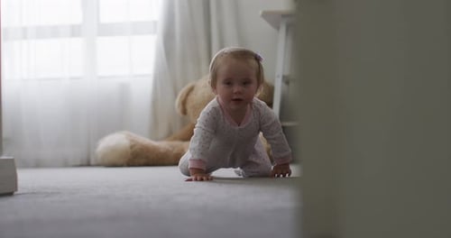 Kaukasisches Baby krabbelt zu Hause auf dem Boden