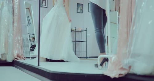 Garotas estão experimentando um lindo vestido de noiva