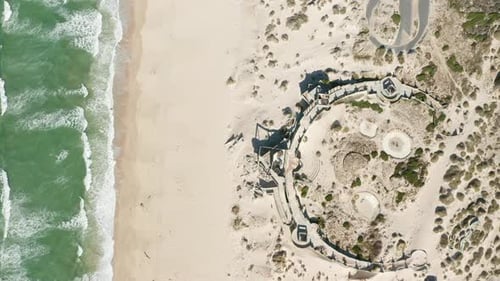 Macassar Beach Pavilion und Wellen treffen die Küste
