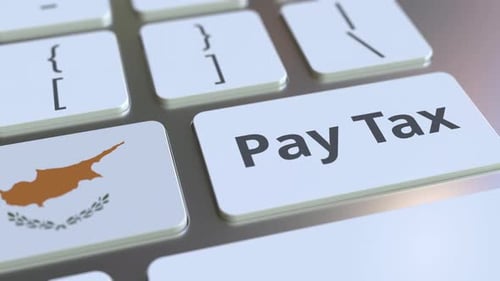 PAY TAX Texte et drapeau de Chypre sur le clavier