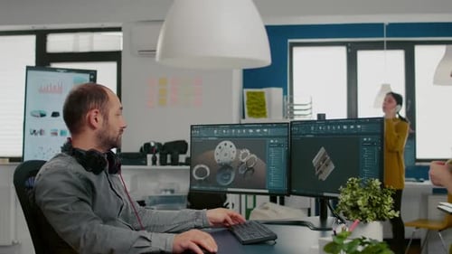 Ingeniero mecánico trabajando en el diseño de computadoras en software CAD