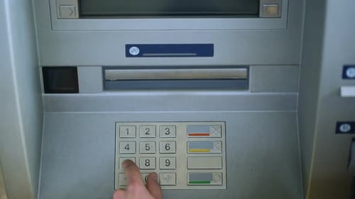 Kunde schließt Banktransaktion ab und zieht Geld in russischen Rubel ab