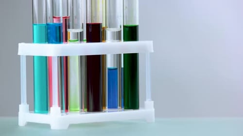 Tubes à essai avec liquide coloré dans un rack
