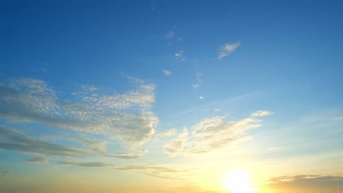 4K UHD: Zeitraffer des farbenfrohen Himmels bei wunderschönem Sonnenuntergang. Romantische Wolken.