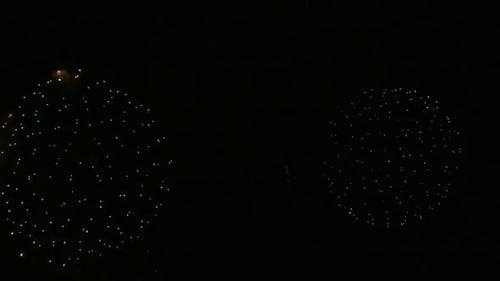 Colorido espectáculo de fuegos artificiales por la noche sobre fondo de cielo