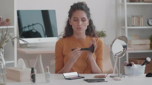 Bloguera de belleza con pincel de maquillaje