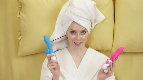 Eine junge Frau wird Sexspiele spielen, viel Spa haben. Sie whlt einen Dildo und einen Vibrator zum Vergngen Eine junge Frau wird Sexspiele spielen, viel Spa haben. Sie whlt einen Dildo und einen Vibrator zum Vergngen