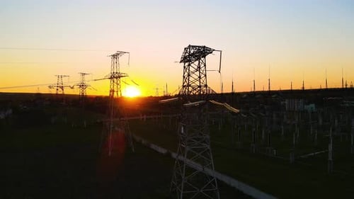 Silhouette-Hochspannungs-Elektroturm auf Sonnenuntergangszeit und Himmel auf Sonnenuntergang Hintergrund