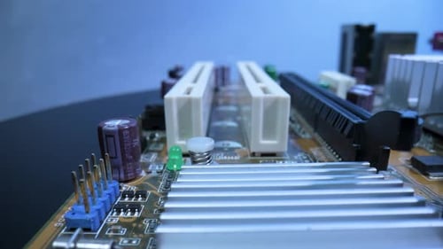 Microcircuito da placa-mãe do computador com dissipador de calor para capacitores de resfriamento e slots para RAM
