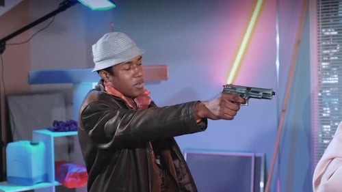Un
criminal africano borracho amenaza a una joven con un arma.