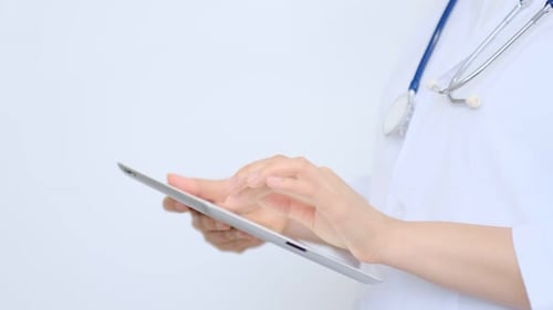 Ärztin im weißen Laborkittel mit modernem digitalen Tablet-PC