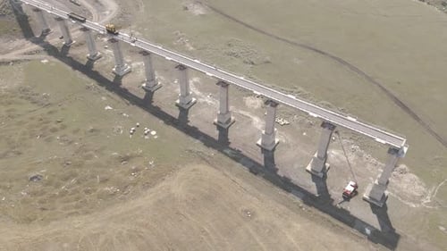 Vue aérienne du pont d'arrêt d'urgence du chemin de fer dans la gare d'Akhalkalaki, Géorgie 2021