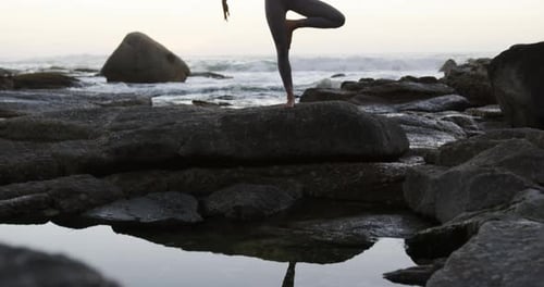 Frau macht Yoga am Strand 4k