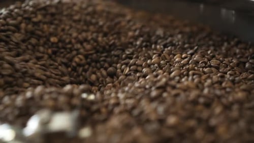Verfahren zum Mischen und Mahlen von gerösteten Kaffeebohnen mit Ausrüstung