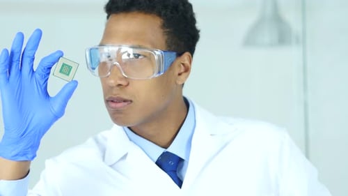 Wissenschaftler untersuchen, suchen nach neuem Elektronisch Chip eines Computers