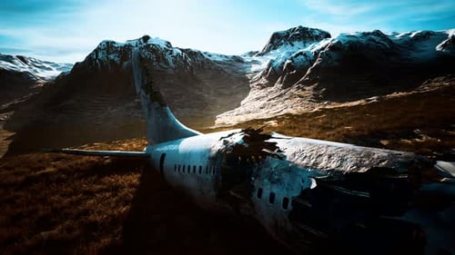 Flugzeug ist auf einem Berg abgestürzt