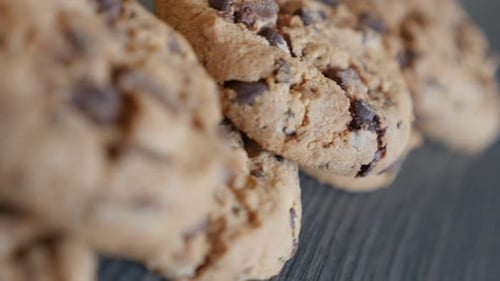 Leckere Chip-Kuchen-Kekse auf Holztisch Dolly 4K 2160p UltraHD-Aufnahmen - Langsame Dolly-Bewegung