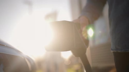Zeitlupe mit Sonne Stecken Sie das Elektroauto an einer EV-Ladestation ein