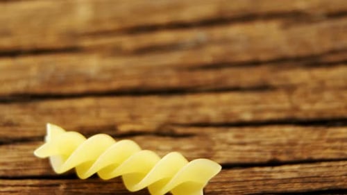 Fusilli sobre mesa de madera
