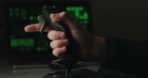 Hand eines Militärpiloten steuert eine Fernspionageüberwachungsdrohne für die Kriegsführung