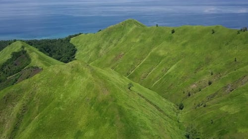 Blick auf tropische Blue Ocean Bay und Green Hills