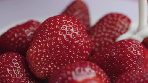 Verser de la crème ou du yogourt sur des fraises fraîches juteuses